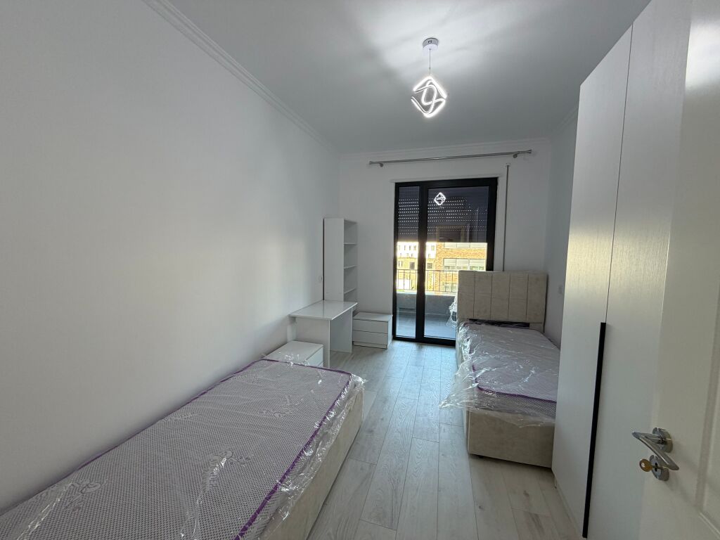 🏡 AFFITTASI APPARTAMENTO 2+1 A 5 MAJI  📍 2° piano, edificio nuovo con ascensore. 🚿 2 bagni 🚗 Parcheggio incluso  💰 Prezzo: 65.000 lek/mese   