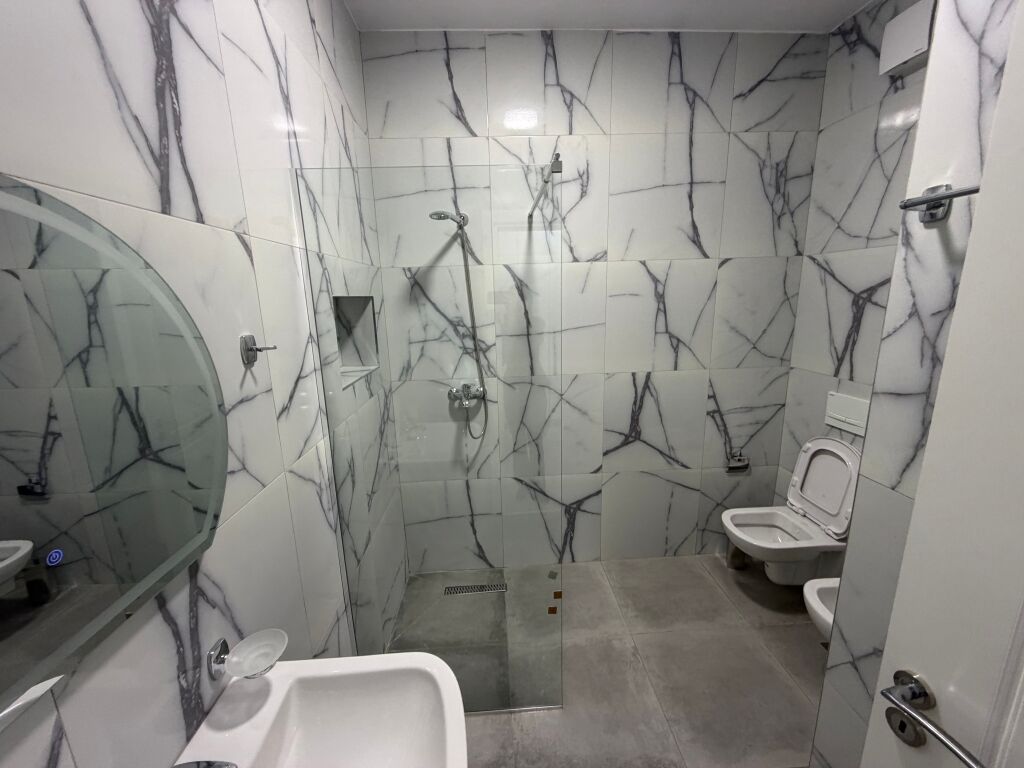 🏡 AFFITTASI APPARTAMENTO 2+1 A 5 MAJI  📍 2° piano, edificio nuovo con ascensore. 🚿 2 bagni 🚗 Parcheggio incluso  💰 Prezzo: 65.000 lek/mese   
