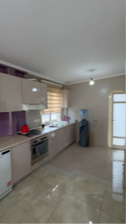 🏢 Ambient zyre me qira – Përballë Liqenit Artificial &amp; Lake View