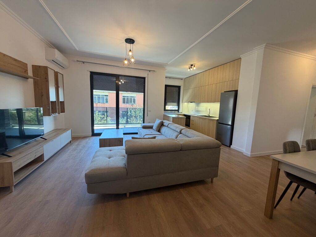 🏡 AFFITTASI APPARTAMENTO 2+1+2 +parcheggio A 5 MAJI  📍 Secondo piano, palazzo nuovo con ascensore. 🚿 2 bagni 🚗 Posto auto incluso  💰 Prezzo: 65.000 lek/mese  📞 Per maggiori informazioni, contattare!
