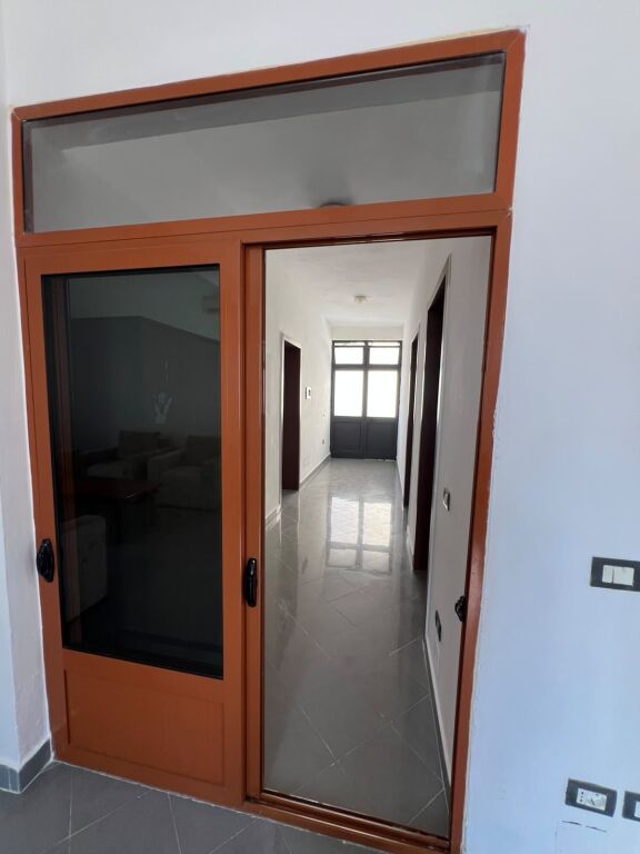 JEPET ME QIRA KATI I DYTË I NJË SHTËPIE PRIVATE – PRANË BULEVARDIT DYRRAH