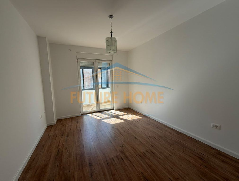 Shitet, Apartament 2+1+2, Stacioni i Trenit, Tiranë
