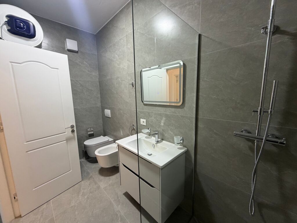 🏡 AFFITTASI APPARTAMENTO 2+1+2 +parcheggio A 5 MAJI  📍 Secondo piano, palazzo nuovo con ascensore. 🚿 2 bagni 🚗 Posto auto incluso  💰 Prezzo: 65.000 lek/mese  📞 Per maggiori informazioni, contattare!