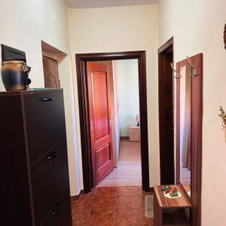 Apartsment me qera 2+1 te Xhenfize Keko