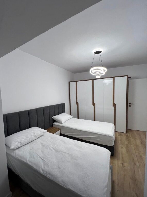 Jepet me qira apartament 2+1 te Rruga e Kavajës!