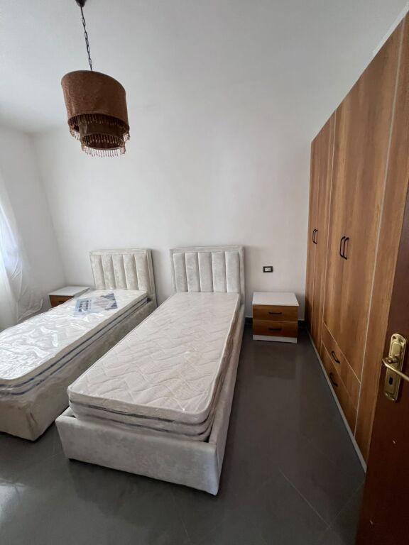 JEPET ME QIRA KATI I DYTË I NJË SHTËPIE PRIVATE – PRANË BULEVARDIT DYRRAH