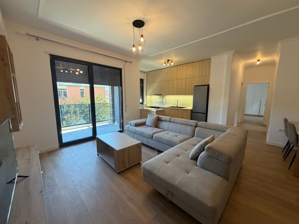 🏡 AFFITTASI APPARTAMENTO 2+1+2 +parcheggio A 5 MAJI  📍 Secondo piano, palazzo nuovo con ascensore. 🚿 2 bagni 🚗 Posto auto incluso  💰 Prezzo: 65.000 lek/mese  📞 Per maggiori informazioni, contattare!