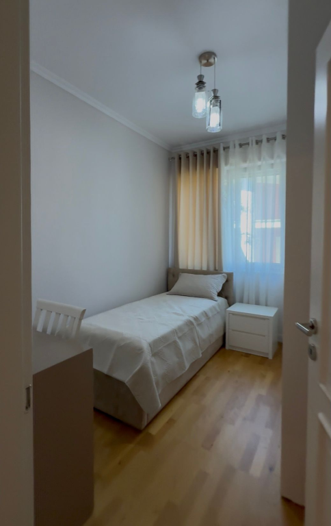 Shitet apartament 3+1+2 me post parkimi në Rrugën Eduard Mano, pranë Kopshtit Zoologjik.