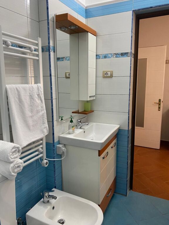 Rruga e Elbasanit, jepet me qera apartament 2+1+2 modern.