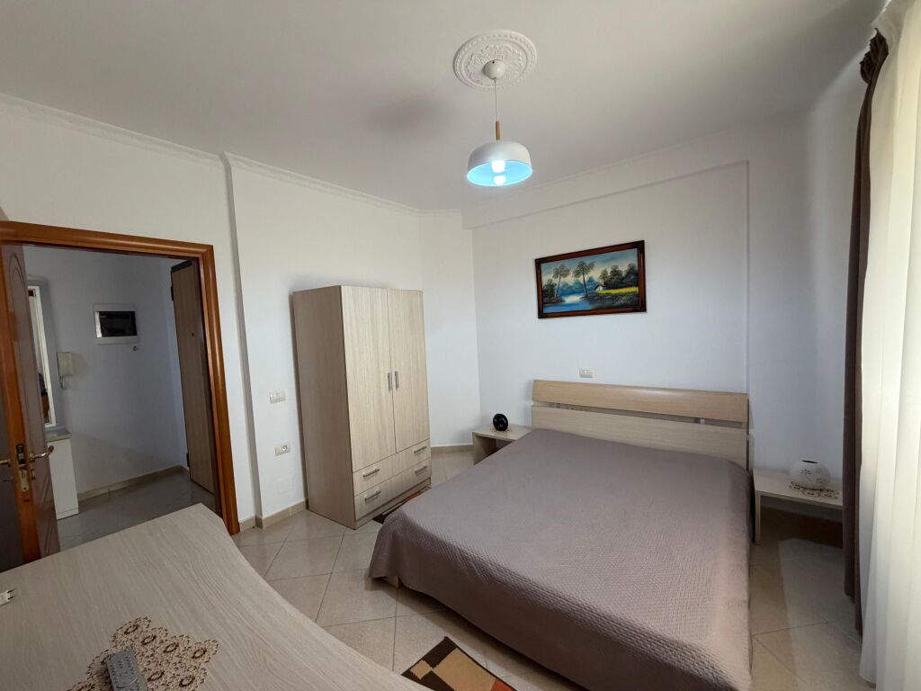 🏡 APARTAMENT ME QIRA – LUNGOMARE, VLORË