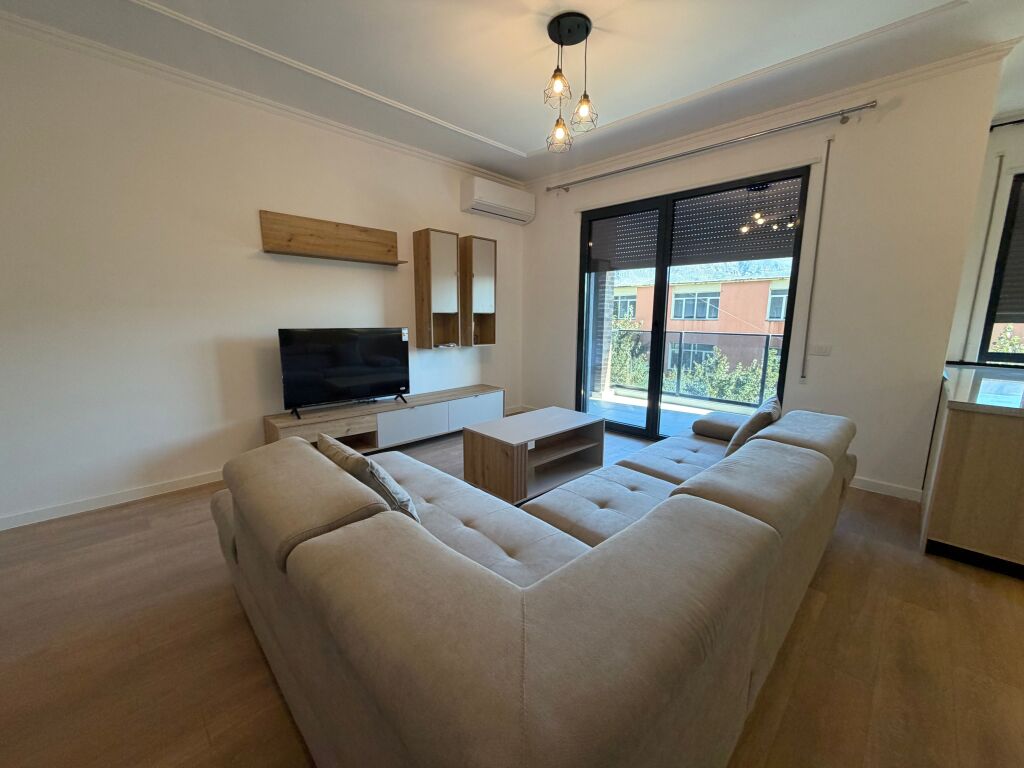 🏡 AFFITTASI APPARTAMENTO 2+1+2 +parcheggio A 5 MAJI  📍 Secondo piano, palazzo nuovo con ascensore. 🚿 2 bagni 🚗 Posto auto incluso  💰 Prezzo: 65.000 lek/mese  📞 Per maggiori informazioni, contattare!