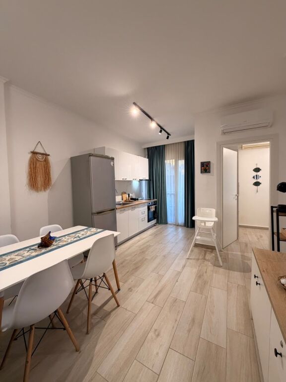 Apartament 1+1 vije e pare me detin tek Shkëmbi i Kavajës. Orientim nga lindja.