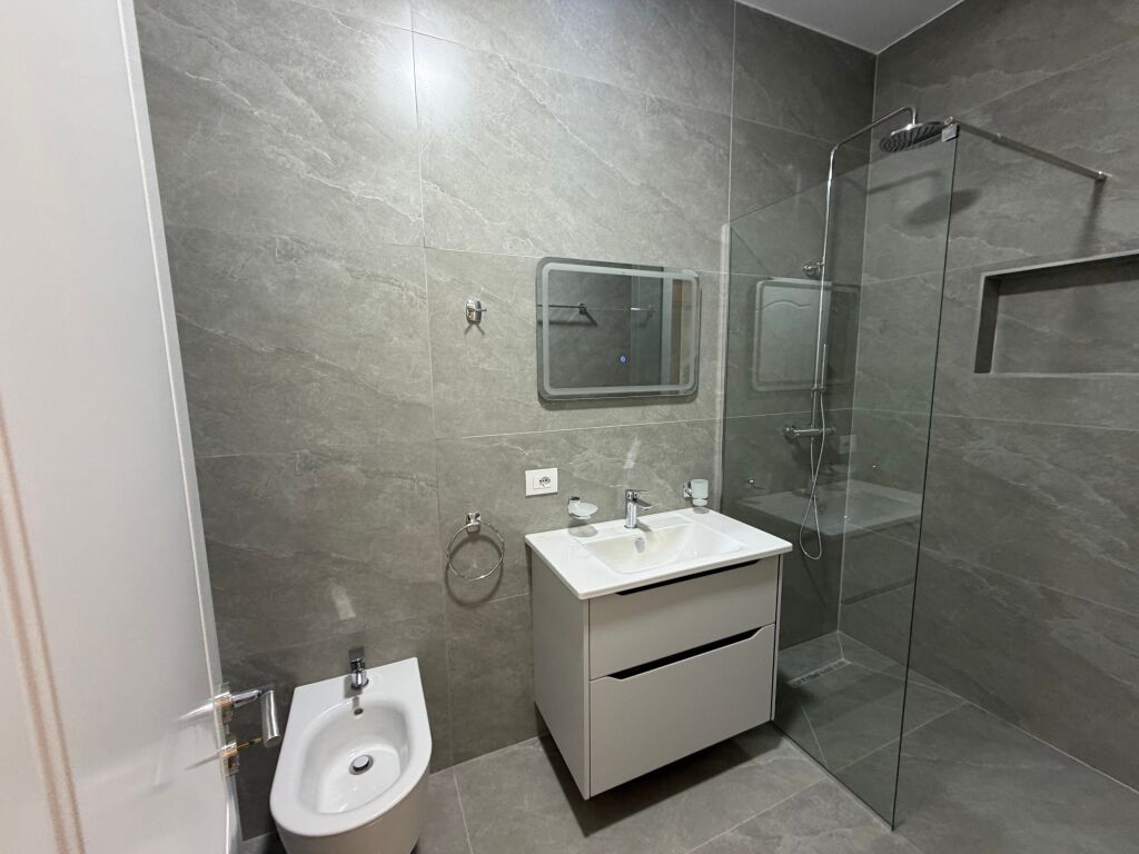 🏡 AFFITTASI APPARTAMENTO 2+1+2 +parcheggio A 5 MAJI  📍 Secondo piano, palazzo nuovo con ascensore. 🚿 2 bagni 🚗 Posto auto incluso  💰 Prezzo: 65.000 lek/mese  📞 Per maggiori informazioni, contattare!