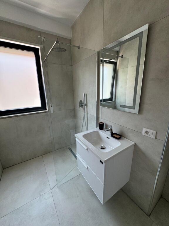 Qera | Apartament 2 + 1+2 | Rruga e Durrësit | 1500 €/muaj