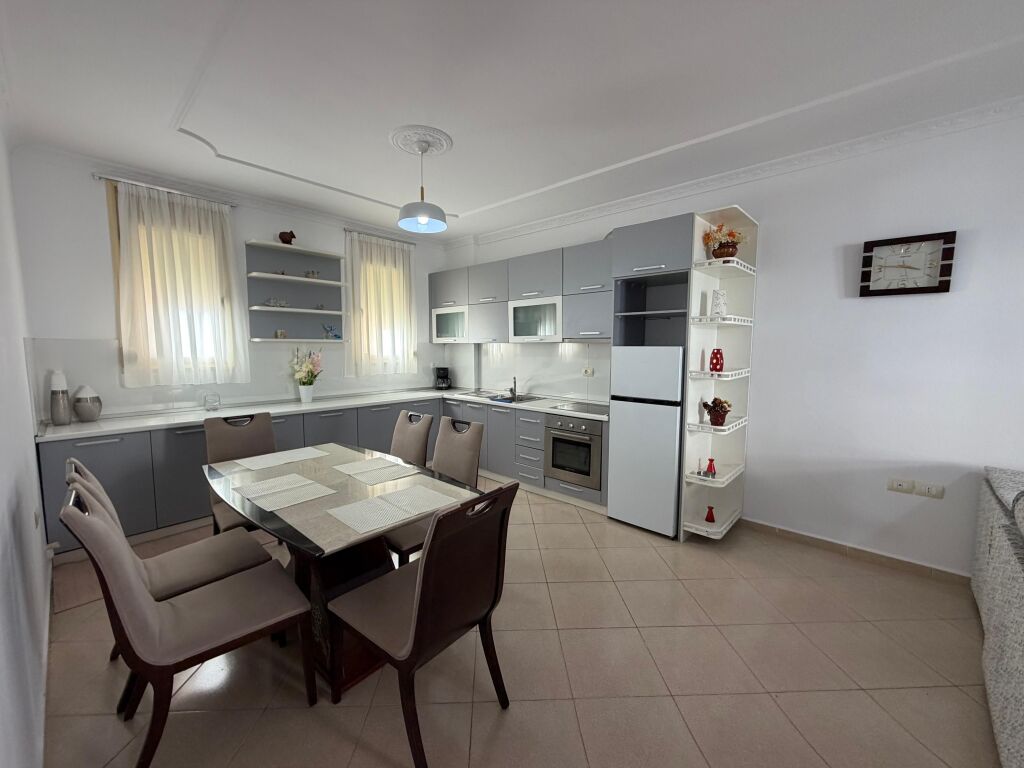 🏡 APARTAMENT ME QIRA – LUNGOMARE, VLORË