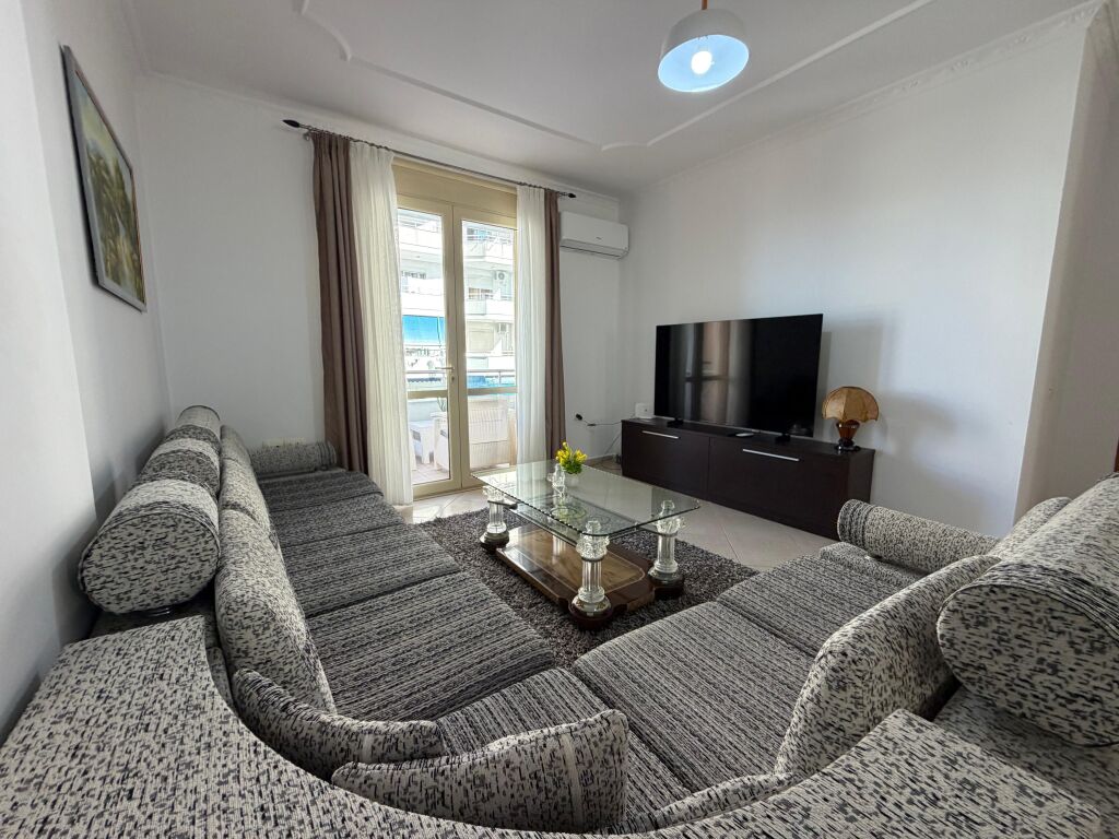 🏡 APARTAMENT ME QIRA – LUNGOMARE, VLORË