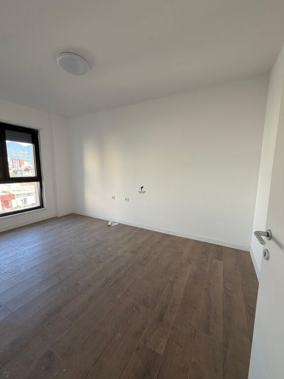 ZYRE ME QERA 93 M2 KOMUNA E PARISIT 100.000 LEKE  FH-97758