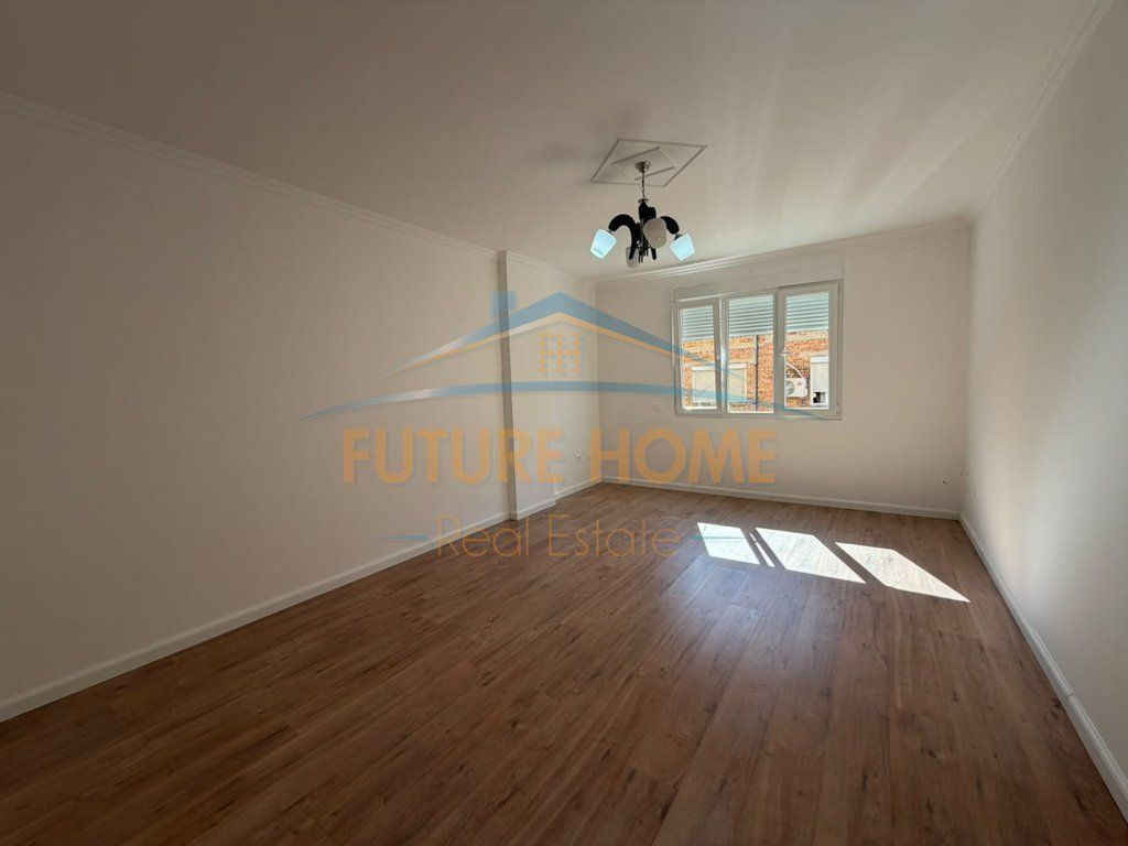 Shitet, Apartament 2+1+2, Stacioni i Trenit, Tiranë