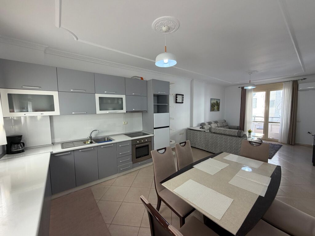 🏡 APARTAMENT ME QIRA – LUNGOMARE, VLORË