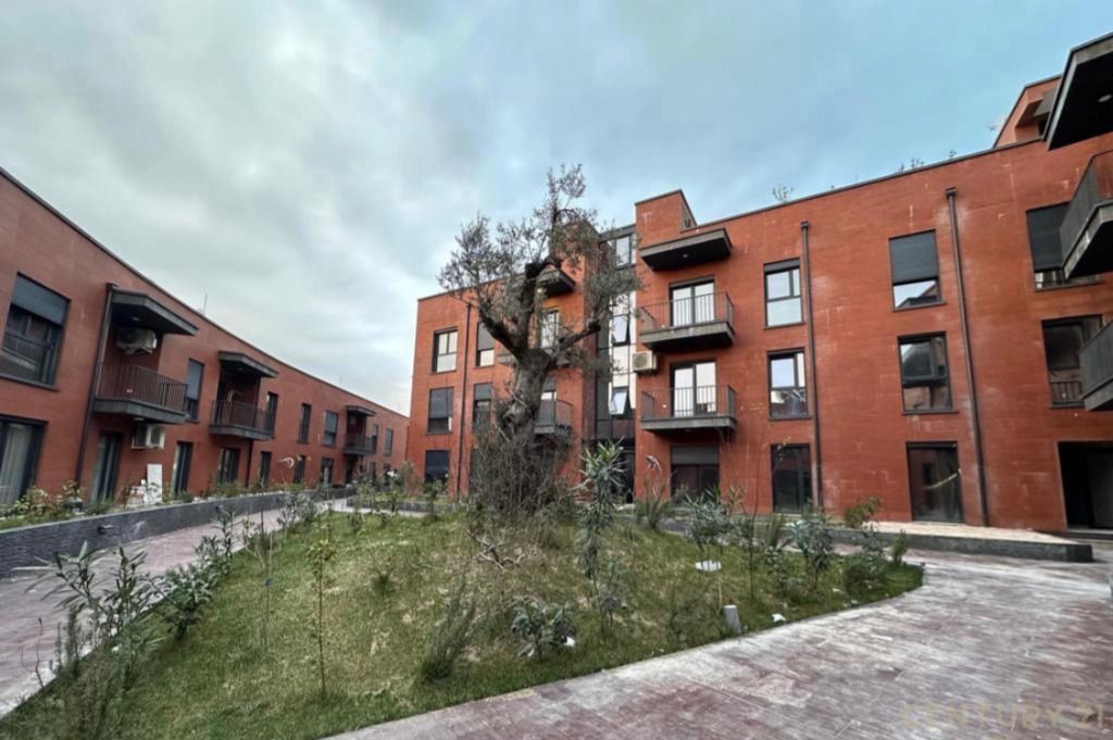 Jepet me qera Apartamenti 1+1 , Rezidenca Rose Garden prane TEG  680 mije leke te vjetra