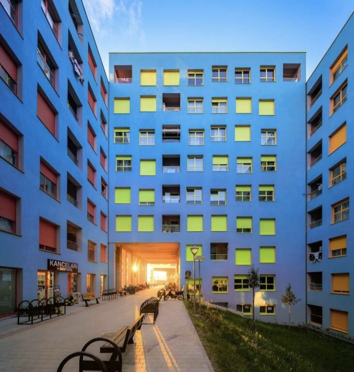 Jepet me qera apartament 1+1 tek Kompleksi Mangalem 21 , Rruga Ali Demi .