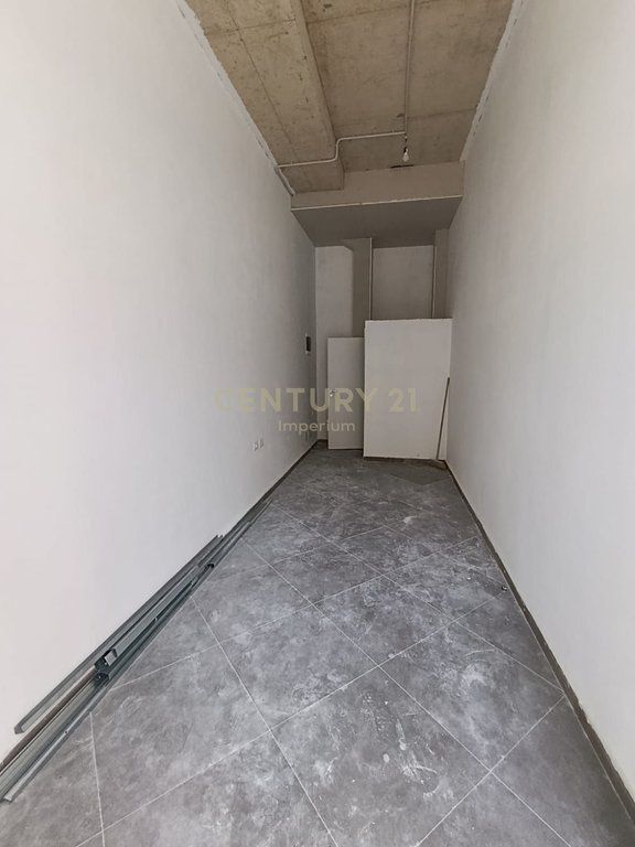 Locale Commerciale in Affitto – Via Karl Gega