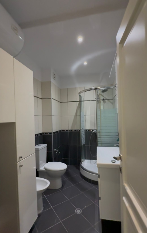 Shitet apartament 3+1+2 me post parkimi në Rrugën Eduard Mano, pranë Kopshtit Zoologjik.