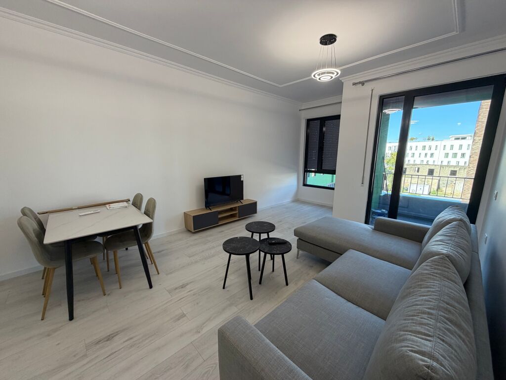 🏡 AFFITTASI APPARTAMENTO 2+1 A 5 MAJI  📍 2° piano, edificio nuovo con ascensore. 🚿 2 bagni 🚗 Parcheggio incluso  💰 Prezzo: 65.000 lek/mese   