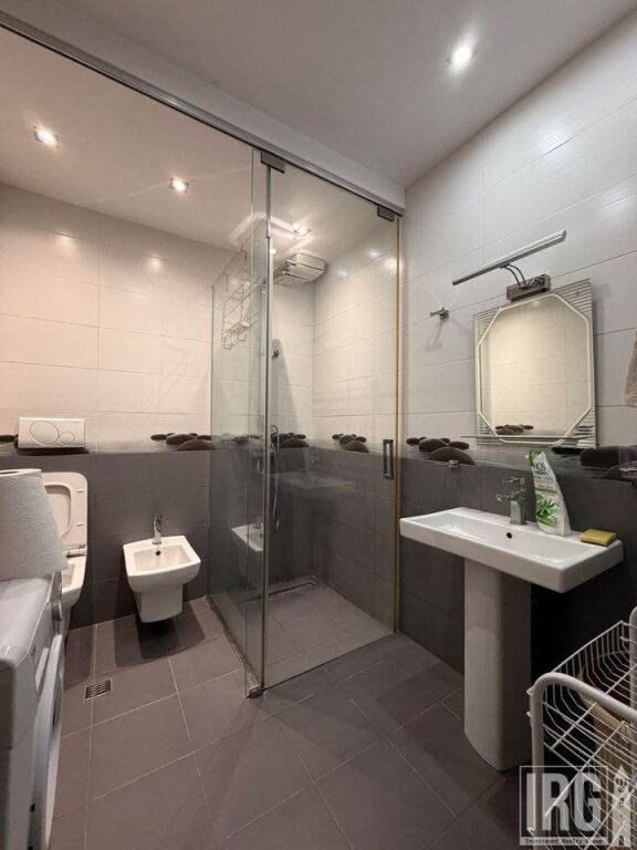 Ne qender te Tiranes, perball Parlamentit jepet me qira apartament 2+1 me mobilim bashkohor.
