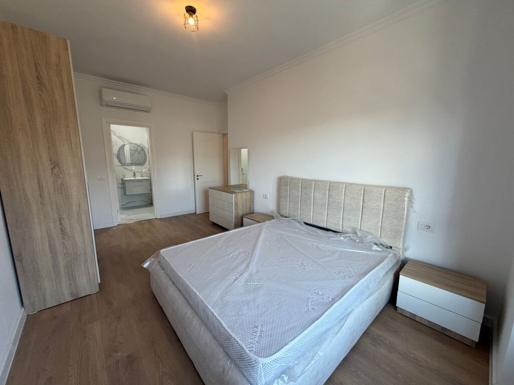 🏡 AFFITTASI APPARTAMENTO 2+1+2 +parcheggio A 5 MAJI  📍 Secondo piano, palazzo nuovo con ascensore. 🚿 2 bagni 🚗 Posto auto incluso  💰 Prezzo: 65.000 lek/mese  📞 Per maggiori informazioni, contattare!
