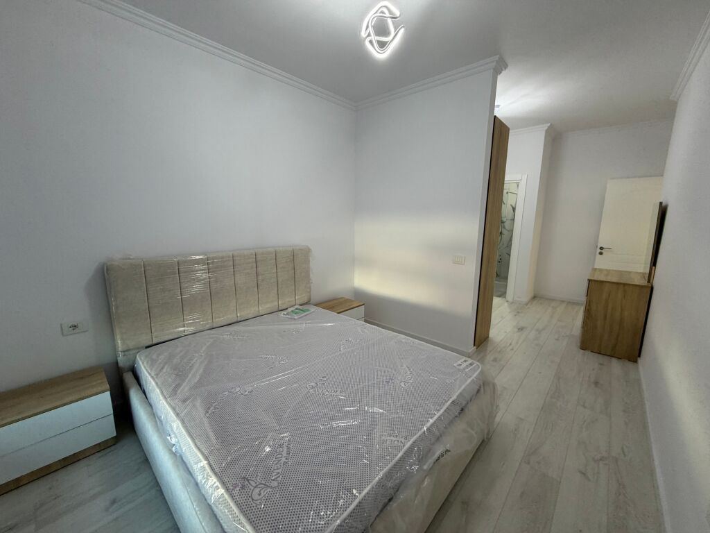 🏡 AFFITTASI APPARTAMENTO 2+1 A 5 MAJI  📍 2° piano, edificio nuovo con ascensore. 🚿 2 bagni 🚗 Parcheggio incluso  💰 Prezzo: 65.000 lek/mese   