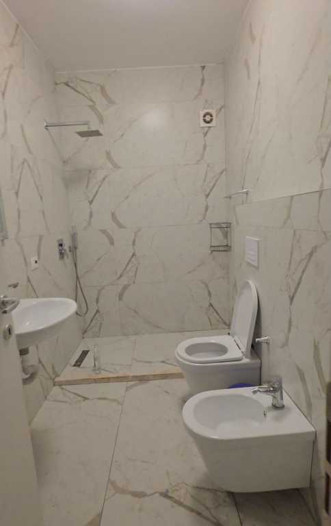 Jepet me qira apartament 2+1 përballë QSUT, Tiranë.