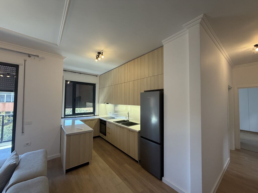 🏡 AFFITTASI APPARTAMENTO 2+1+2 +parcheggio A 5 MAJI  📍 Secondo piano, palazzo nuovo con ascensore. 🚿 2 bagni 🚗 Posto auto incluso  💰 Prezzo: 65.000 lek/mese  📞 Per maggiori informazioni, contattare!