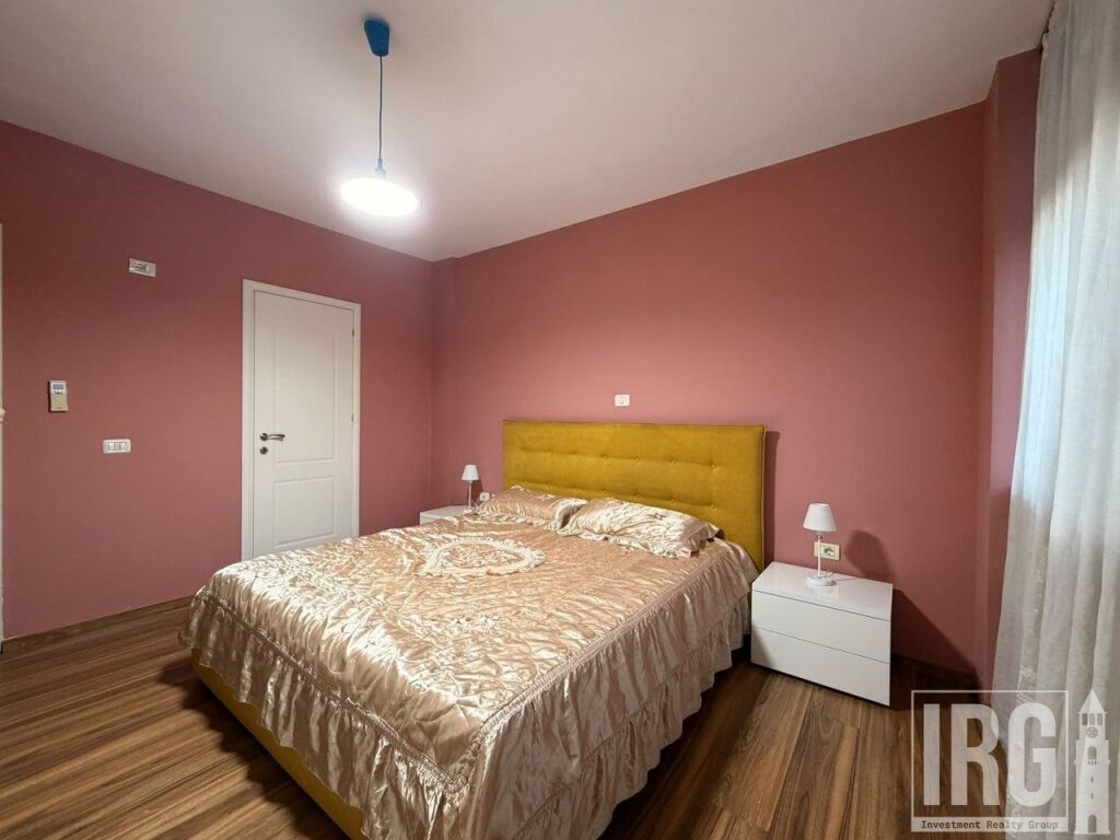 Ne qender te Tiranes, perball Parlamentit jepet me qira apartament 2+1 me mobilim bashkohor.