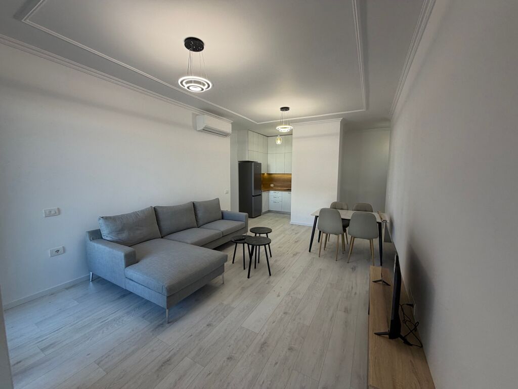🏡 AFFITTASI APPARTAMENTO 2+1 A 5 MAJI  📍 2° piano, edificio nuovo con ascensore. 🚿 2 bagni 🚗 Parcheggio incluso  💰 Prezzo: 65.000 lek/mese   