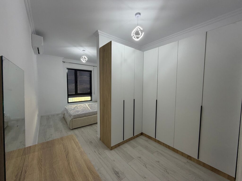 🏡 AFFITTASI APPARTAMENTO 2+1 A 5 MAJI  📍 2° piano, edificio nuovo con ascensore. 🚿 2 bagni 🚗 Parcheggio incluso  💰 Prezzo: 65.000 lek/mese   