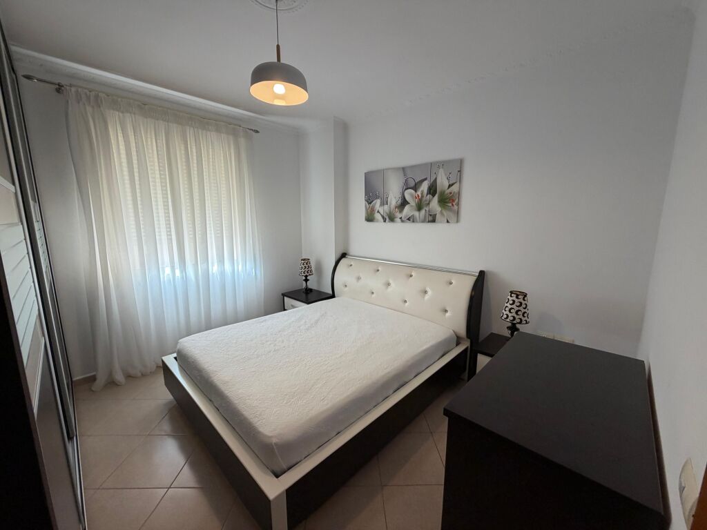 🏡 APARTAMENT ME QIRA – LUNGOMARE, VLORË