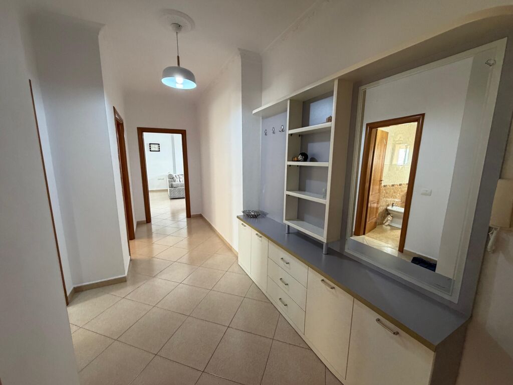 🏡 APARTAMENT ME QIRA – LUNGOMARE, VLORË