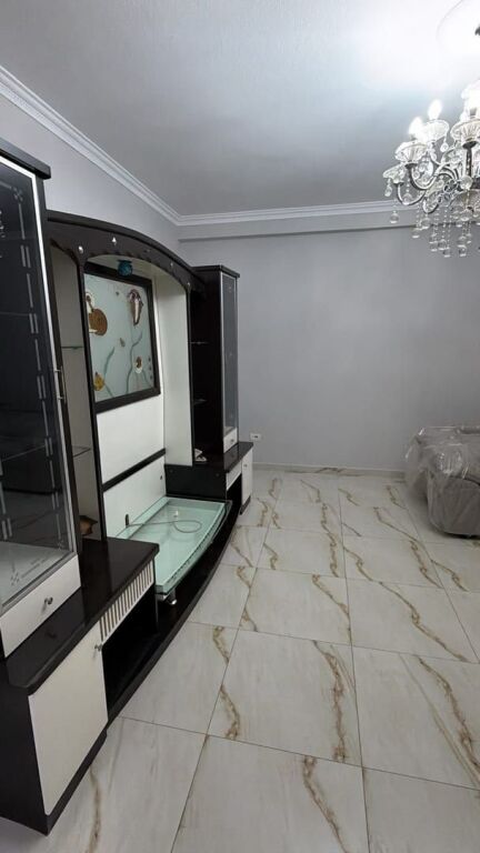 Appartamento 3+2+2 arredato in affitto a Komuna e Parisit – 800 €