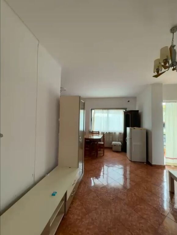 Jepet me qera Apartamenti 2+1+2, tek Shkolla e Bashkuar prane Konvikteve te Mjeksise 420 mije leke te vjetra