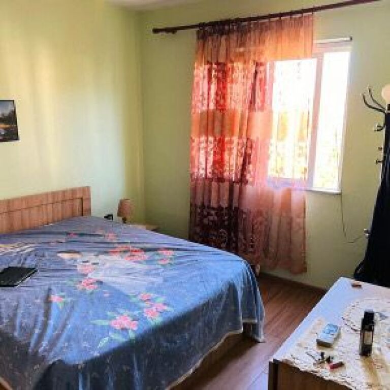 Apartsment me qera 2+1 te Xhenfize Keko