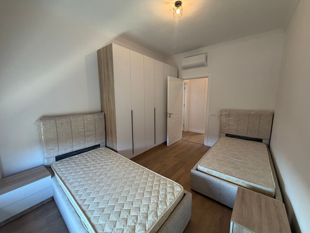 🏡 AFFITTASI APPARTAMENTO 2+1+2 +parcheggio A 5 MAJI  📍 Secondo piano, palazzo nuovo con ascensore. 🚿 2 bagni 🚗 Posto auto incluso  💰 Prezzo: 65.000 lek/mese  📞 Per maggiori informazioni, contattare!