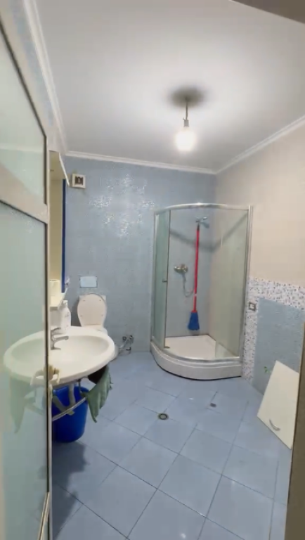 🏢 Ambient zyre me qira – Përballë Liqenit Artificial &amp; Lake View