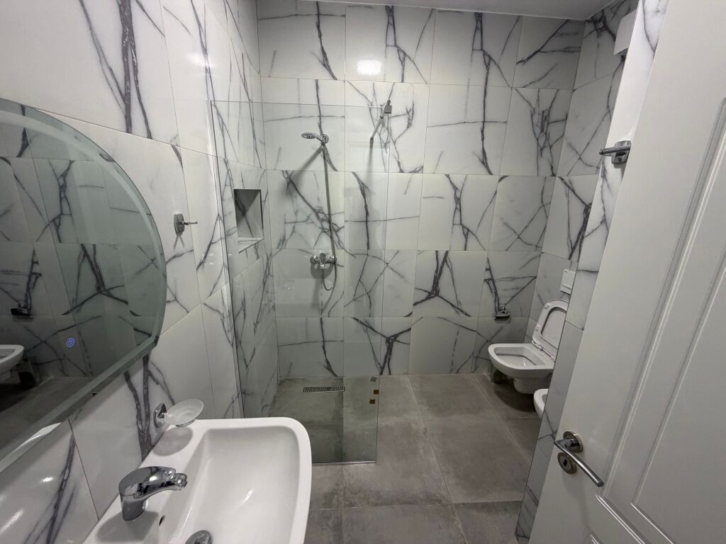 🏡 AFFITTASI APPARTAMENTO 2+1 A 5 MAJI  📍 2° piano, edificio nuovo con ascensore. 🚿 2 bagni 🚗 Parcheggio incluso  💰 Prezzo: 65.000 lek/mese   