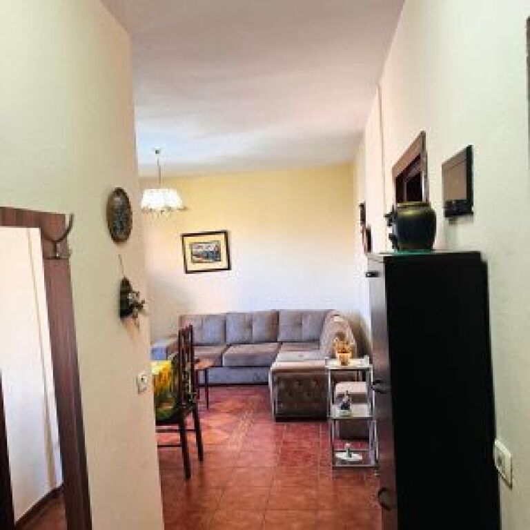 Apartsment me qera 2+1 te Xhenfize Keko