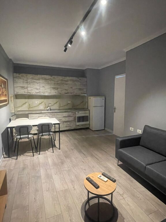 🏢Don Bosko, vicino al Collegio “Qatar” viene affittato appartamento 2+1, arredato 60.000 Leke