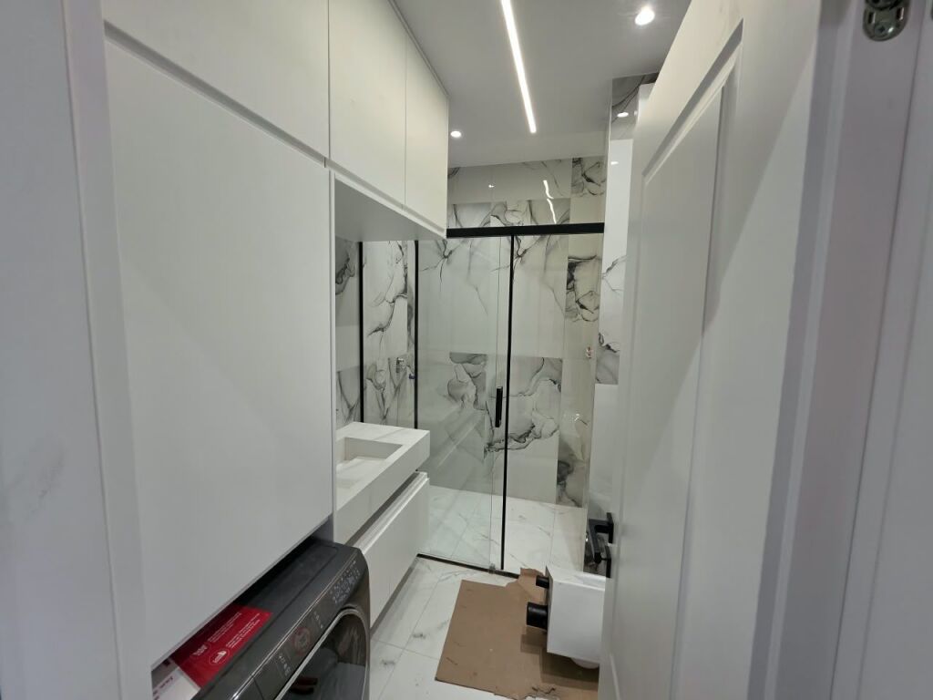 🏡 APPARTAMENTO 2+1 + CAMERA ARMADIO + PARCHEGGIO IN AFFITTO 🏡  📍 Indirizzo: Don Bosko, vicino a Vizion Plus💰 Prezzo: 120.000 lekë/mese