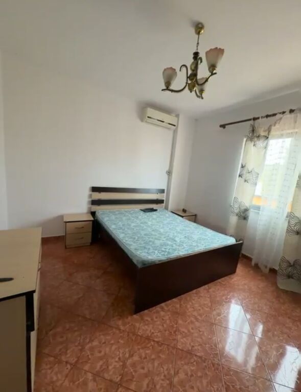 Jepet me qera Apartamenti 2+1+2, tek Shkolla e Bashkuar prane Konvikteve te Mjeksise 420 mije leke te vjetra