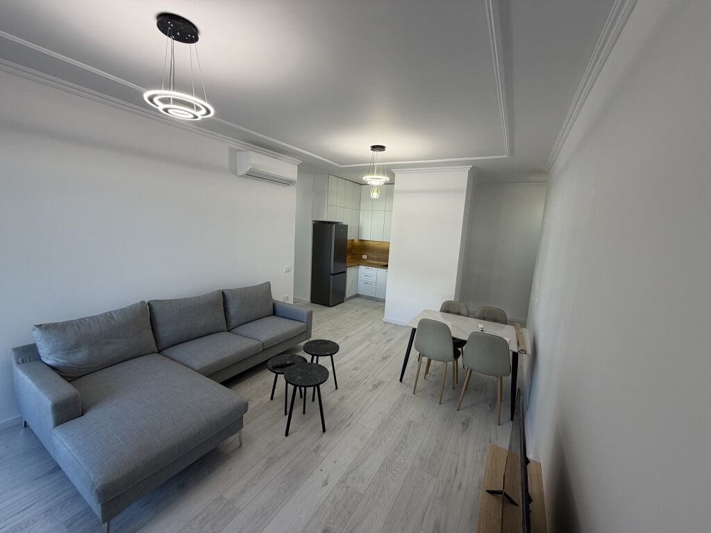 🏡 AFFITTASI APPARTAMENTO 2+1 A 5 MAJI  📍 2° piano, edificio nuovo con ascensore. 🚿 2 bagni 🚗 Parcheggio incluso  💰 Prezzo: 65.000 lek/mese   