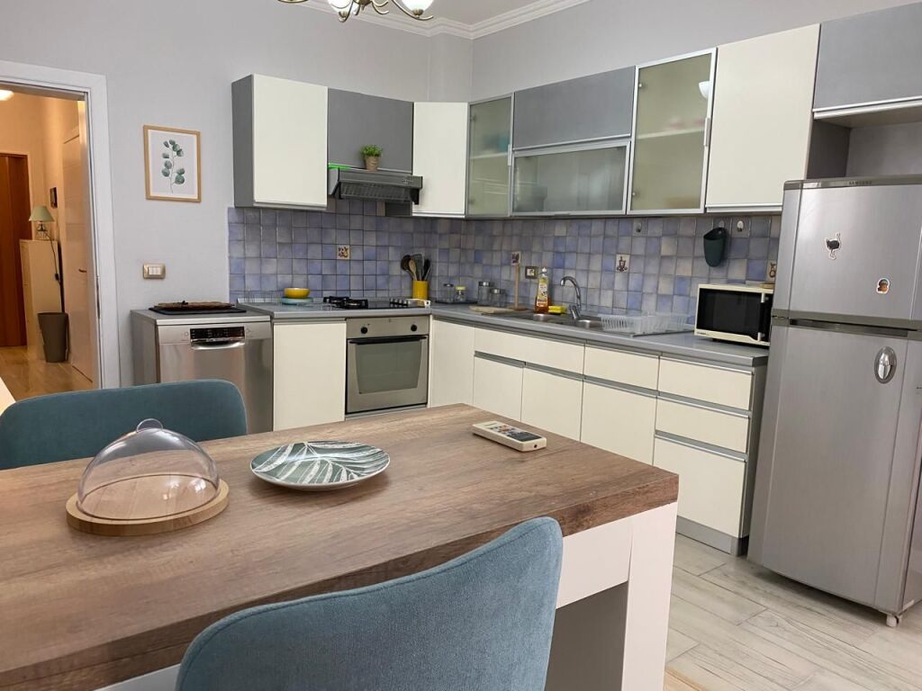 Rruga e Elbasanit, jepet me qera apartament 2+1+2 modern.